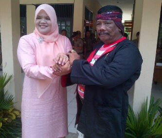 Dillah dan Gatot, usai mendaftar di KPU Tanjab Timur